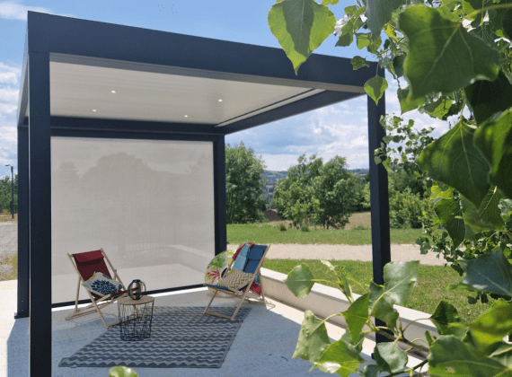 Pergola bioclimatique autoportante avec volets latéraux