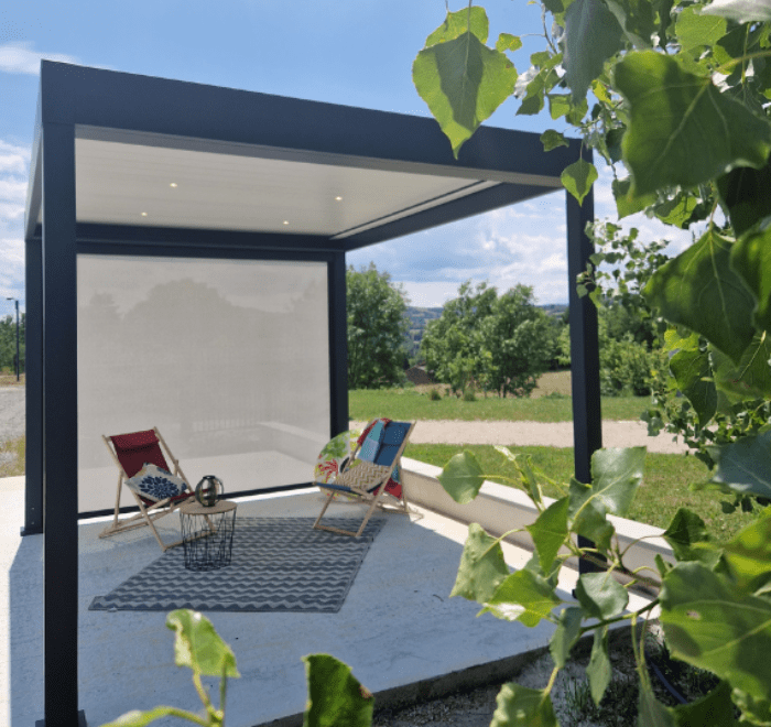 Pergola bioclimatique autoportante avec store et salon de jardin