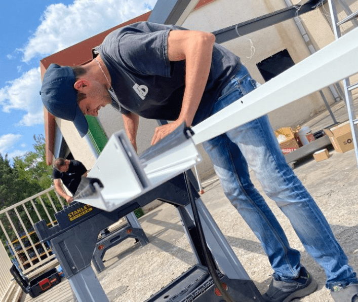 Préparation des traverses pour l'installation d'une pergola bioclimatique