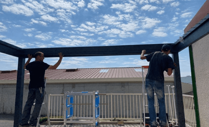 Installation pergola bioclimatique adossée