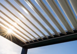 Lames orientables d'une pergola bioclimatique ouvertes