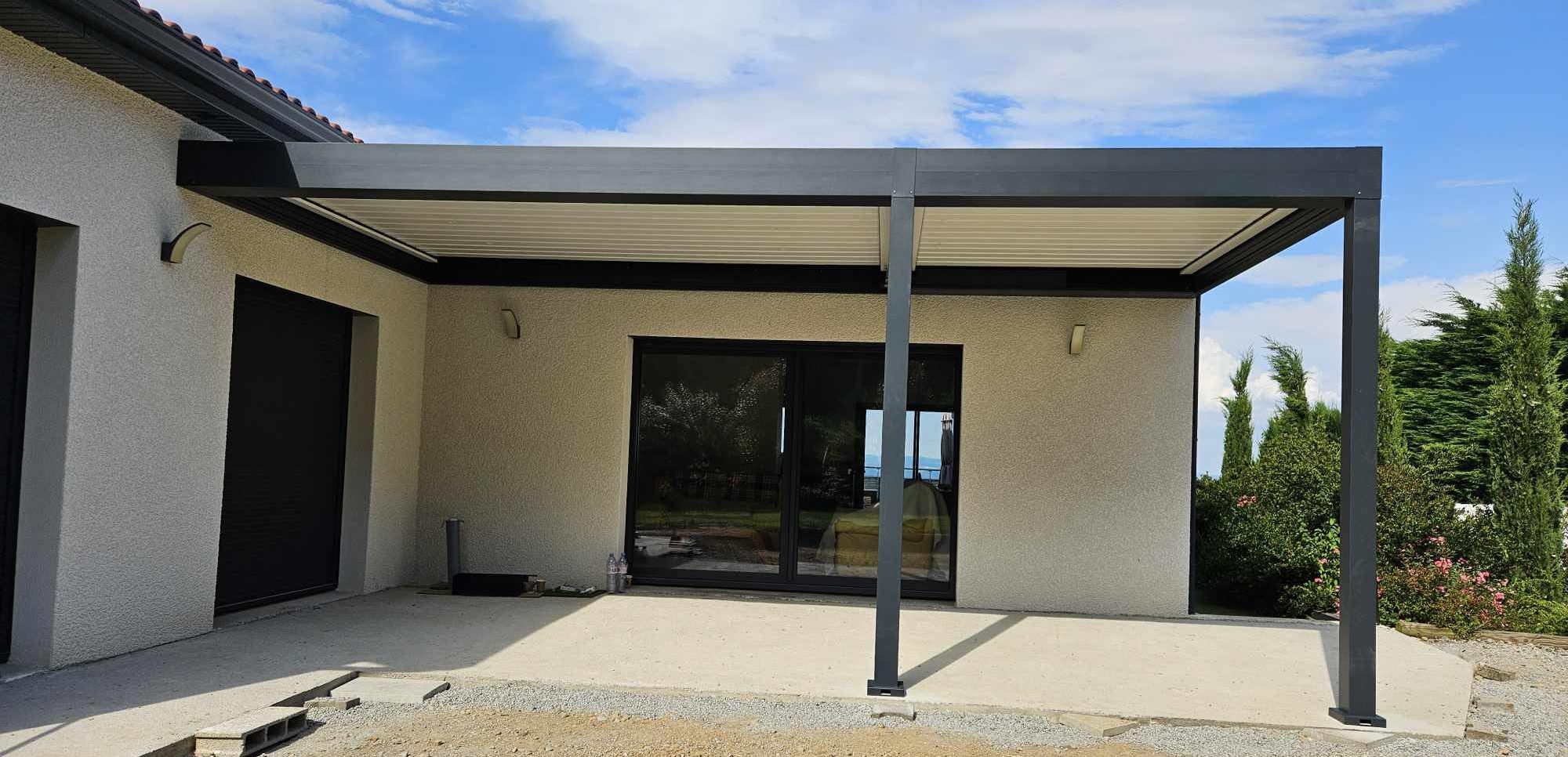 Pergola aluminium adossée en façade de maison