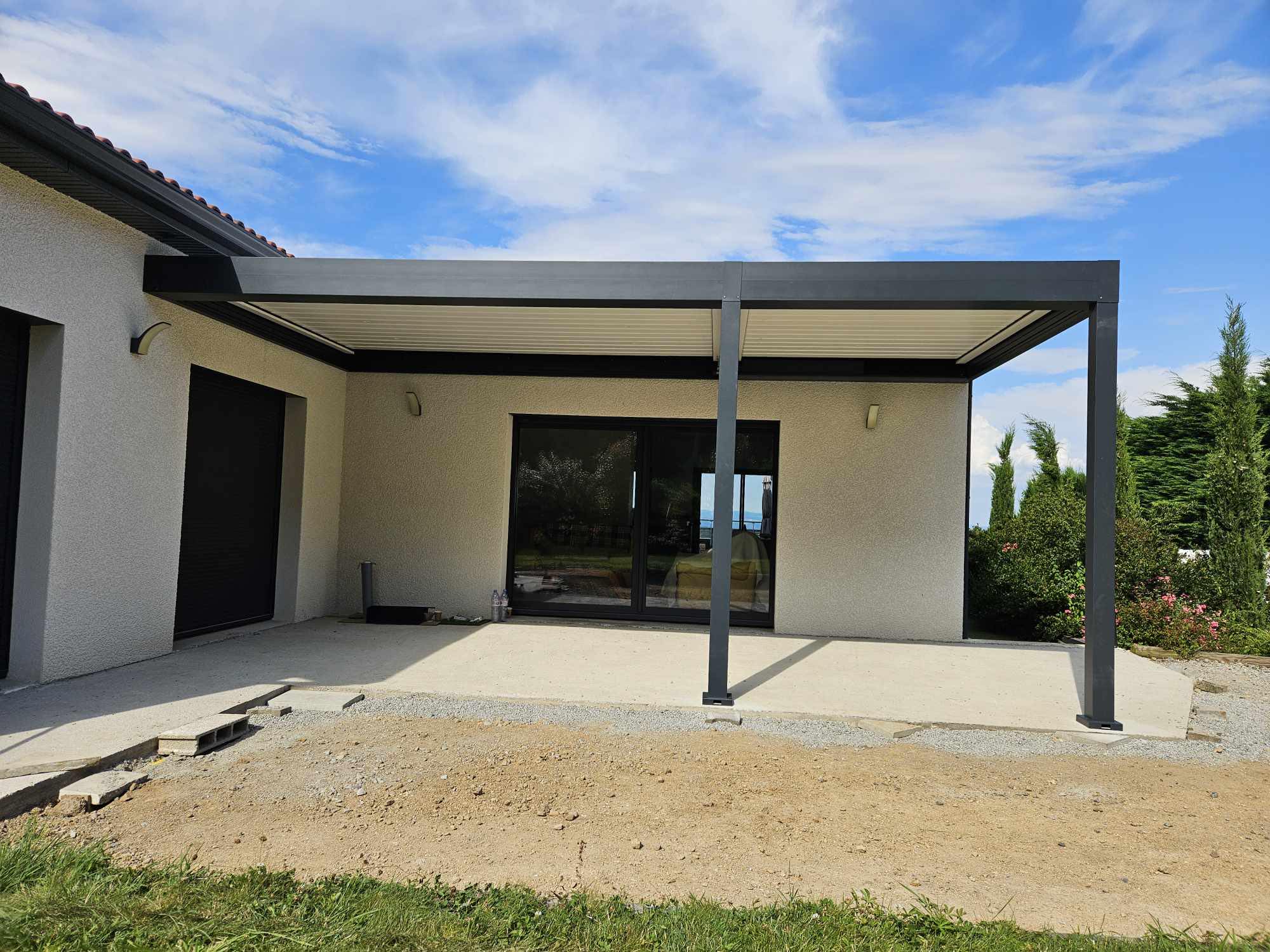 Pergola aluminium adossée en façade de maison