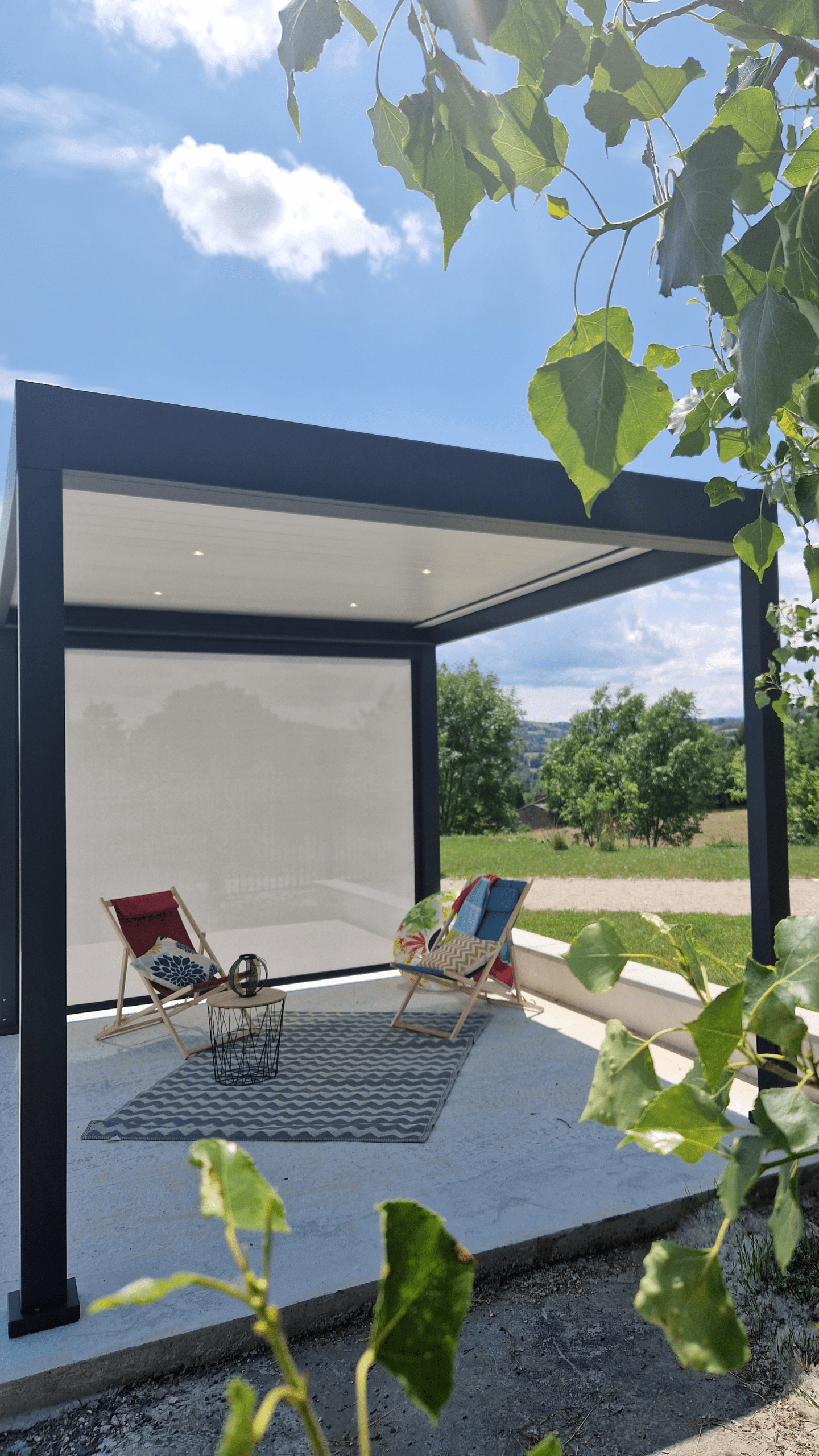 Pergola bioclimatique autoportante dans un jardin